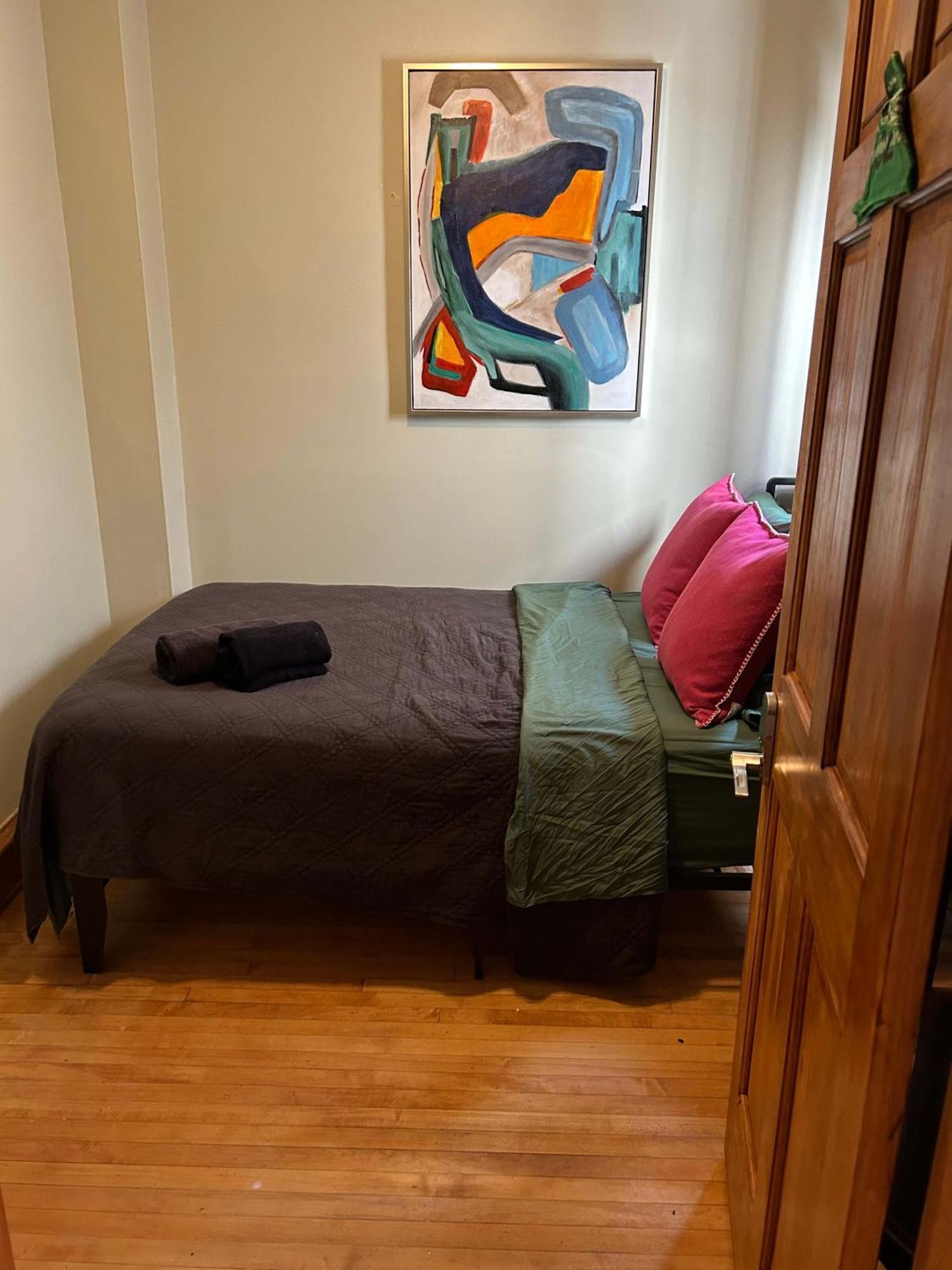 Green Room In Dorothys Bnb Chicago Exteriör bild