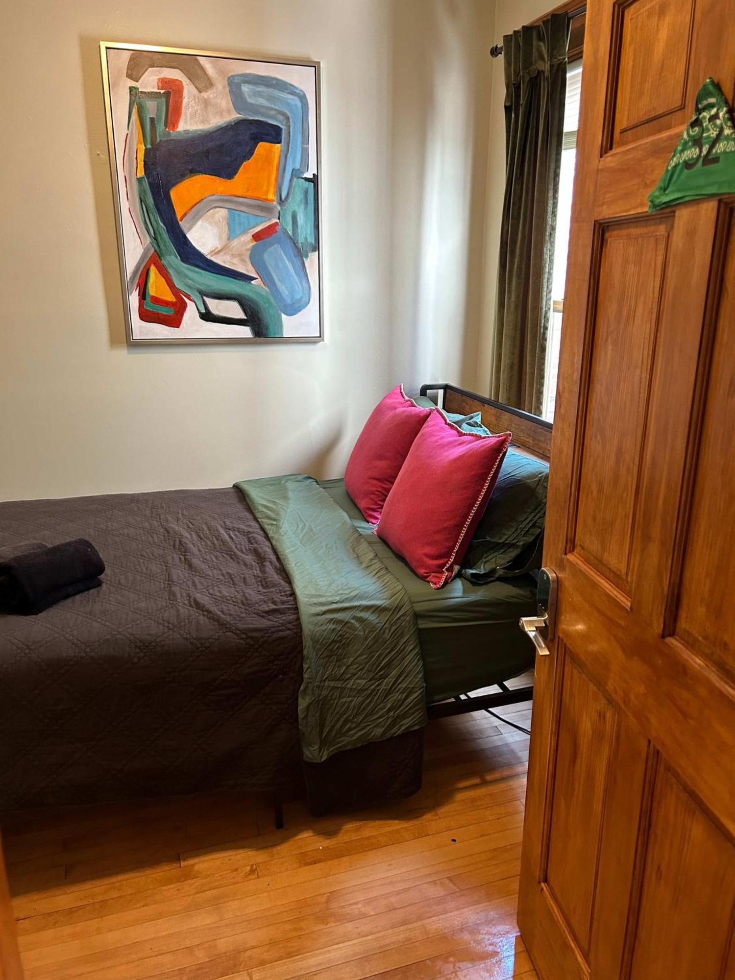 Green Room In Dorothys Bnb Chicago Exteriör bild
